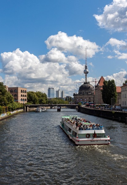 140818 Passagierschiff auf der Spree