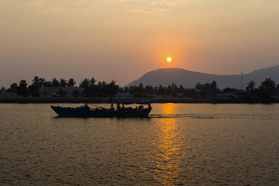 2016 Kampot, Zachód słońca nad rzeką Praek Tuek Chhu (20)