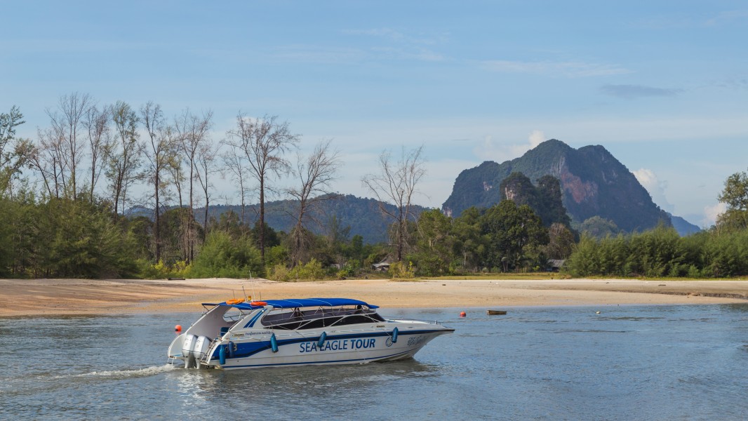 2016 Prowincja Krabi, Łodzie w przystani Noppharat Thara (11)