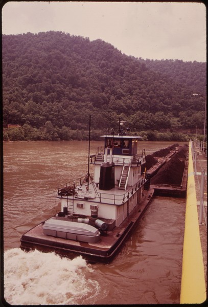 A COALBURG TUG AND EIGHT COAL BARGES GO DOWNSTREAM THROUGH THE LONDON LOCKS, ONE OF THREE LOCK SYSTEMS ON THE KANAWHA... - NARA - 551045