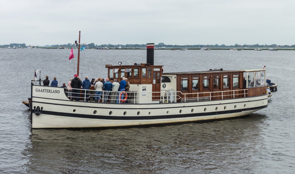 Aan boord van Salonboot 'Gaasterland' tijdens het skûtsjesilen op het Sneekermeer 02