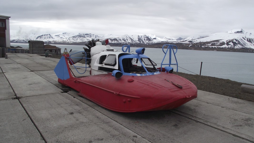 Airpropelled vehicle in Barentsburg 01