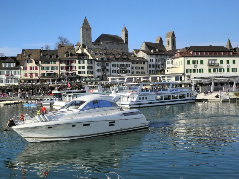 Ansicht vom Seedamm auf den Hafen von Rapperswi, im Hintergrund die Hafenpromenade sowie Schloss und Stadtpfarrkirche Rapperswil 2012-03-31 17-39-27 (P7000)