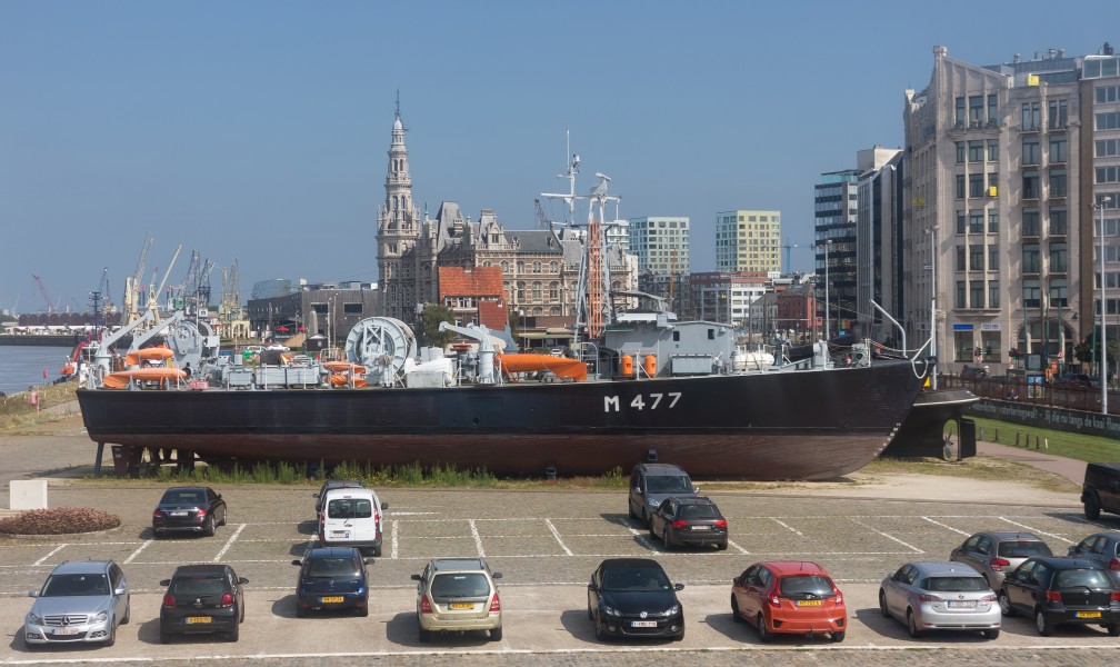 Antwerpen, riviermijnenveger M477 Oudenaarde op het droge bij de Orteliuskaai met het loodsgebouw op de achtergrond IMG 10912017-08-27 12.45