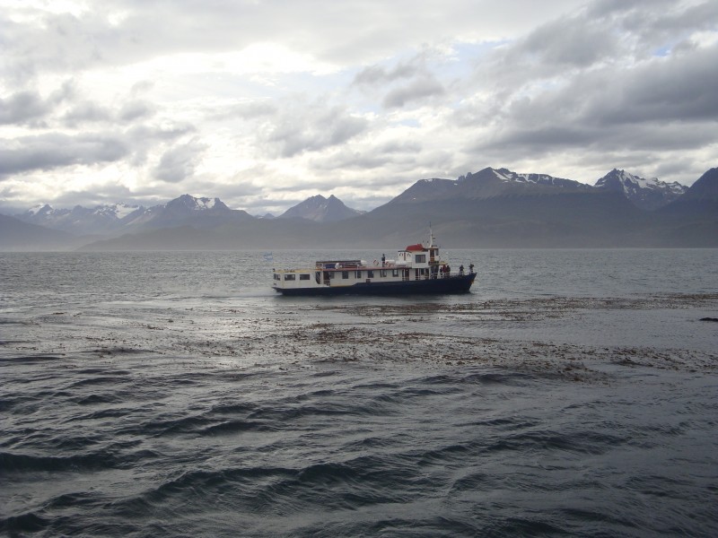 Barco atravesando el Canal Beagle