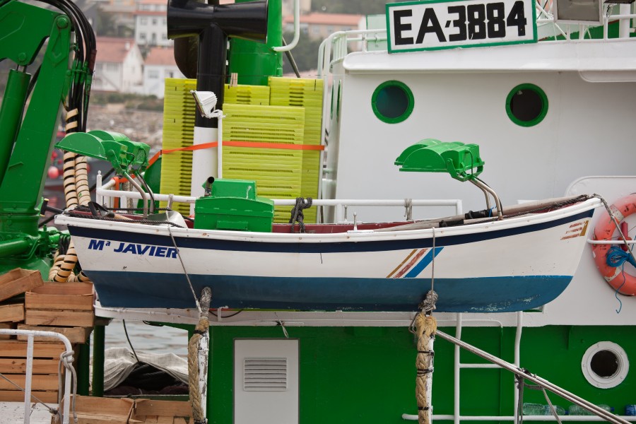Barco salvavidas en embarcación pesqueira de Portosín
