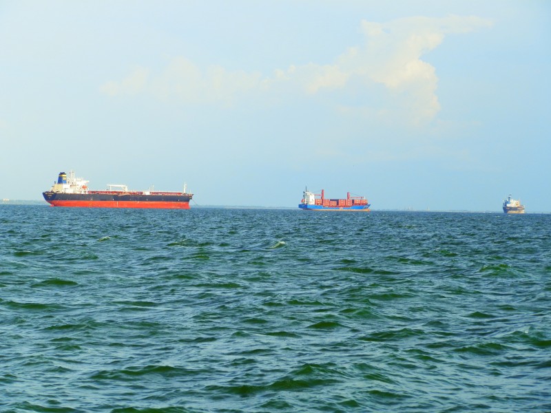 Barcos de carga en el Lago de Maracaibo