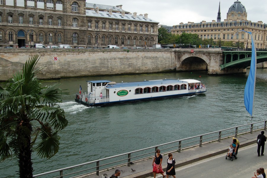 Bateau entre Quai de la corse et quai de Gesvres