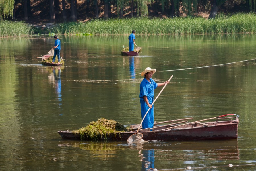 Beijing China Woman-cleaning-West-Lake-01