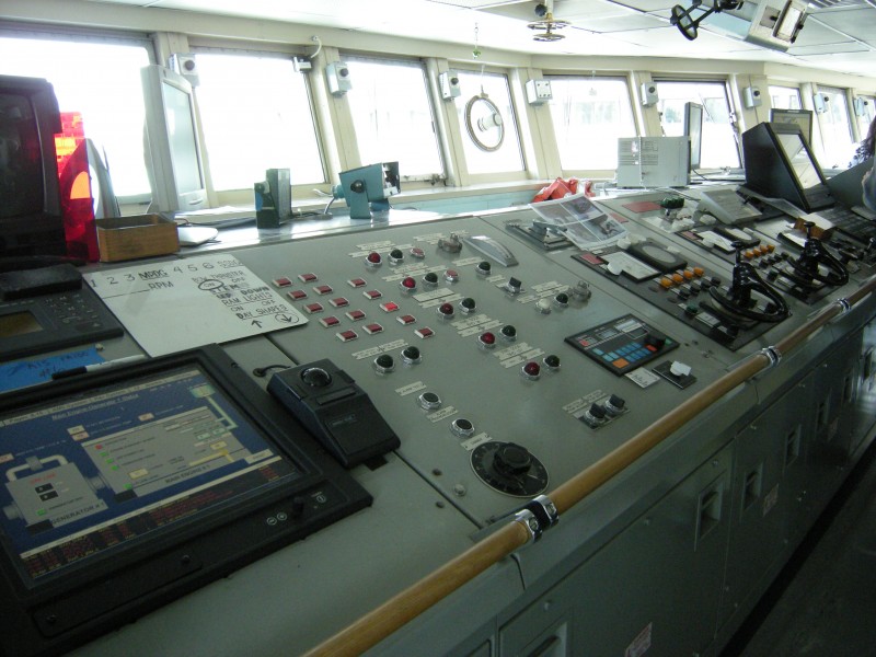 Bridge of the RV Thomas G. Thompson 01