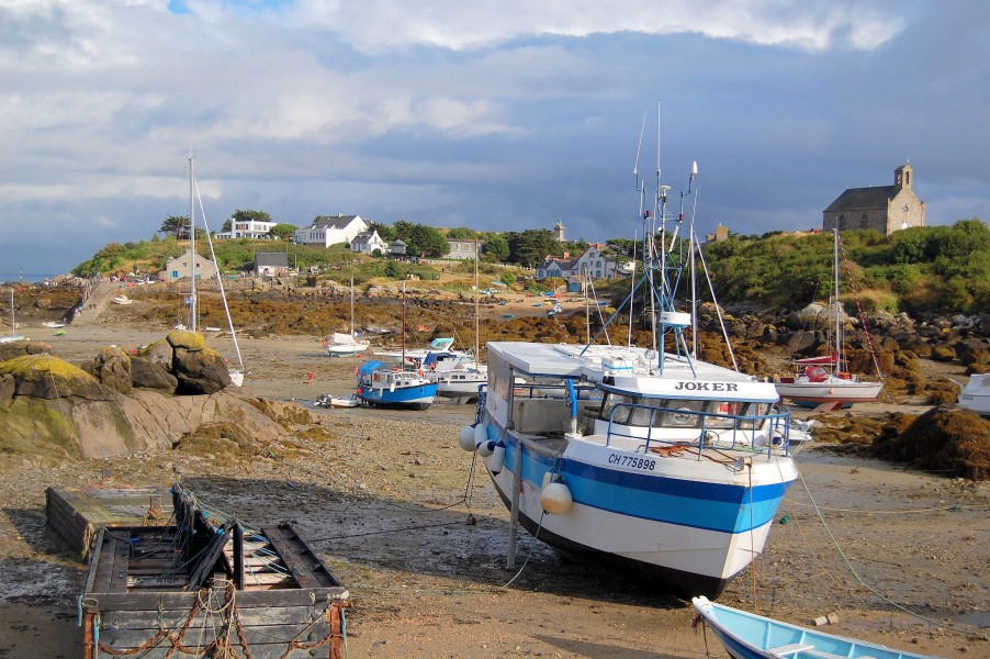 Chausey bateau de pêche à marée basse