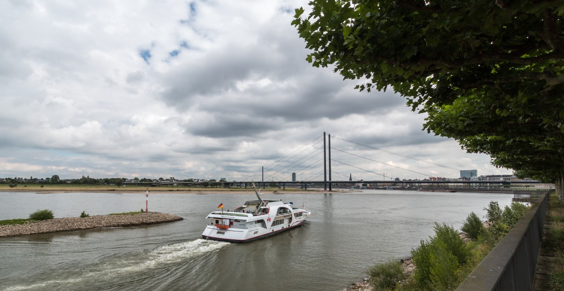 Düsseldorf, Rheinkniebrücke -- 2015 -- 8165
