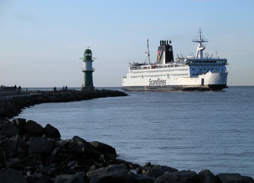 DE Rostock Ferry in hafen