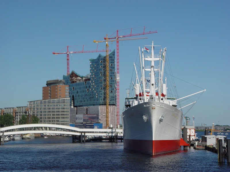 Elbphilharmonie und Cap San Diego