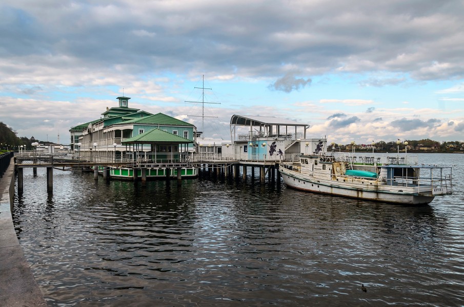 Floating Hotel at Volzhskaya Embankment in Yaroslavl 02