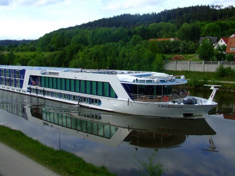 Flusskreuzfahrtschiff AMADAGIO auf dem Rhein Main Donau Kanal