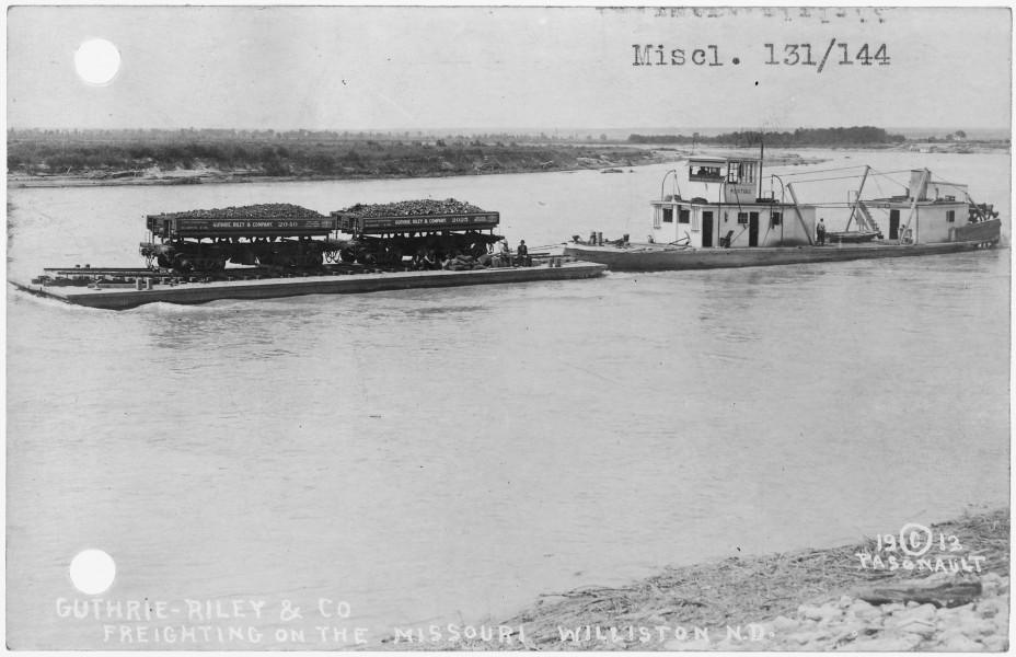 Freighting on the Missouri River at Williston, North Dakota - NARA - 285917