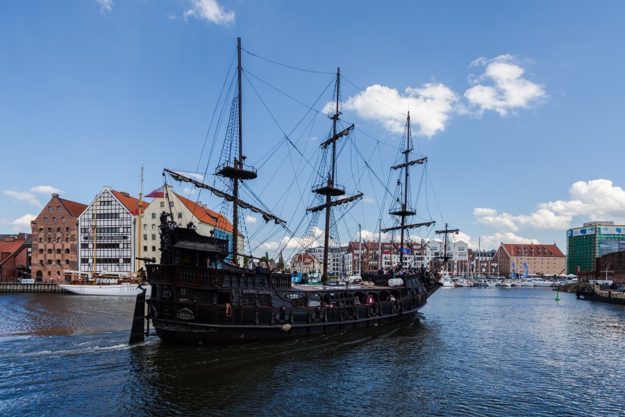 Galeón Czarna Perla en el río Motlawa, Gdansk, Polonia, 2013-05-20, DD 01