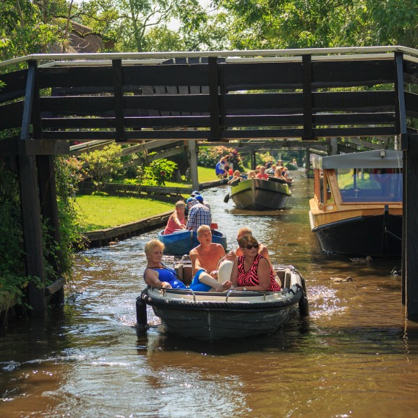 Giethoorn Netherlands Channels-and-houses-of-Giethoorn-13