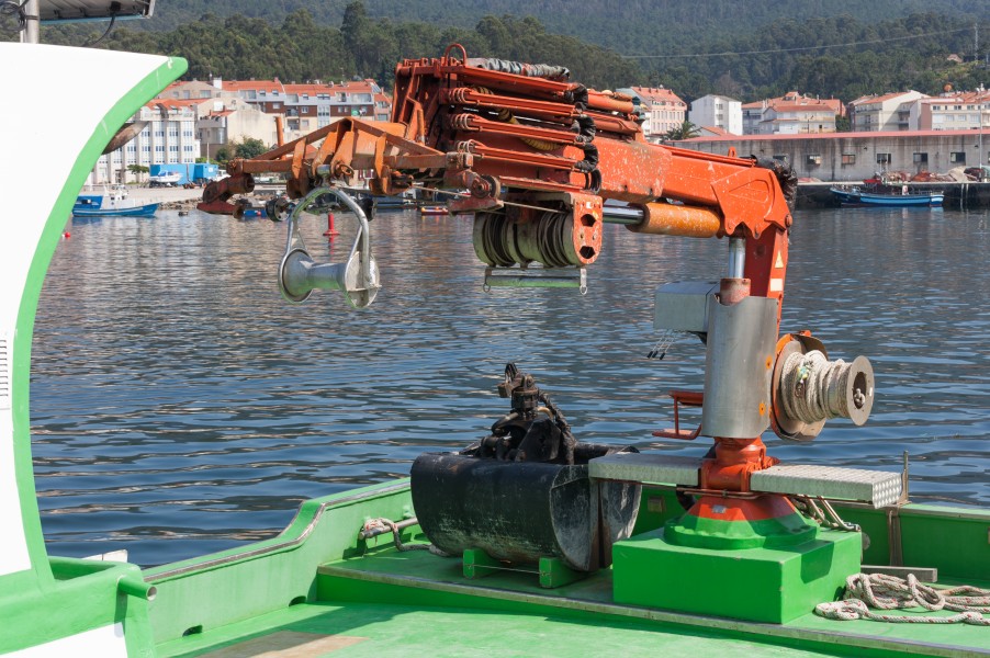 Guindastre dunha embarcación pesqueira no porto de Portosín. 2013-h