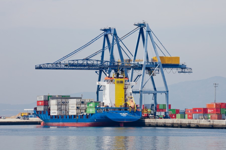 Guindastres e embarcación no porto de Vilagarcía de Arousa. Galiza-V21