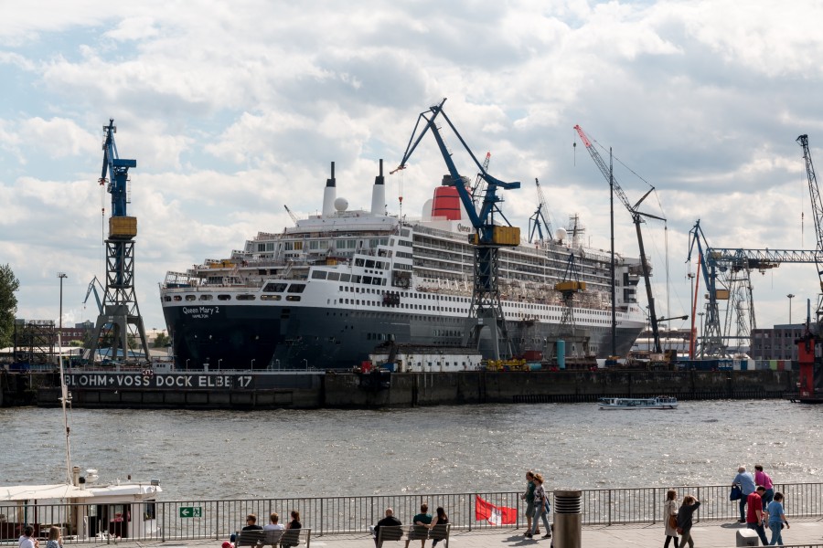 Hamburg, Hafen, Kreuzfahrtschiff -Queen Mary 2- im Dock -- 2016 -- 3065
