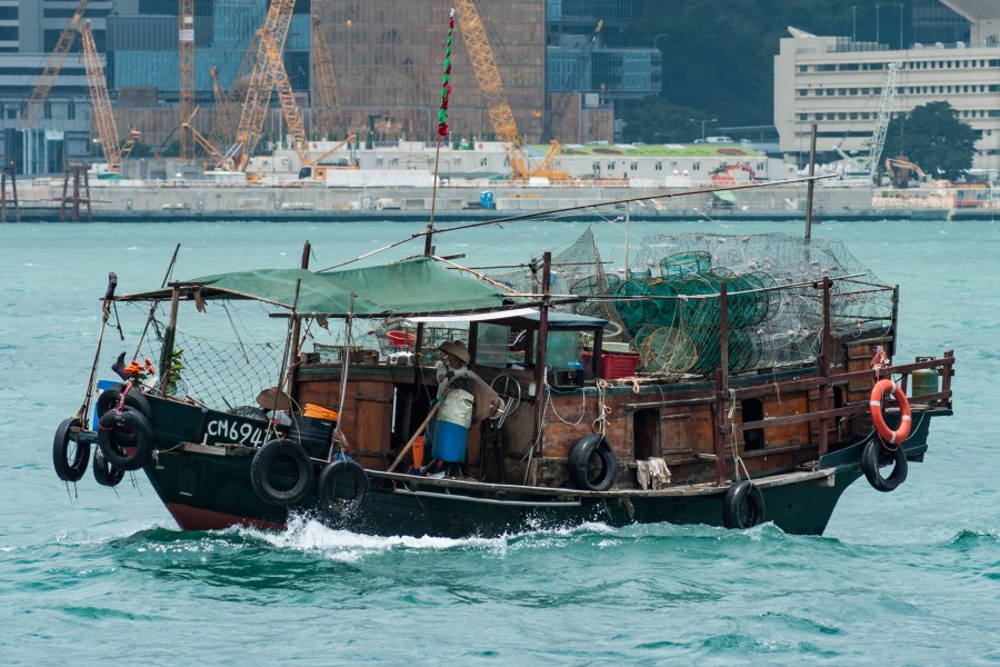 Hong Kong China Junk-in-Victoria-Harbour-01