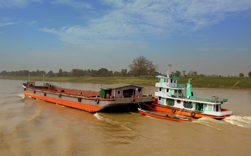 IRRAWADDY RIVER BARGE MYANMAR FEB2013 (8497690368)