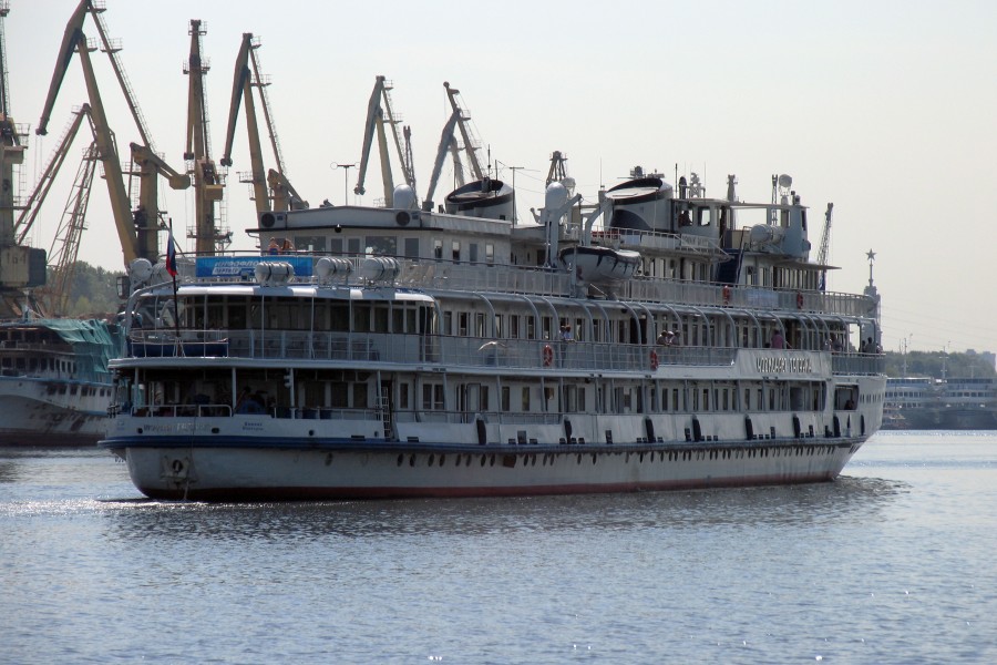Kosmonavt Gagarin on Khimky Reservoir 3-aug-2012 10