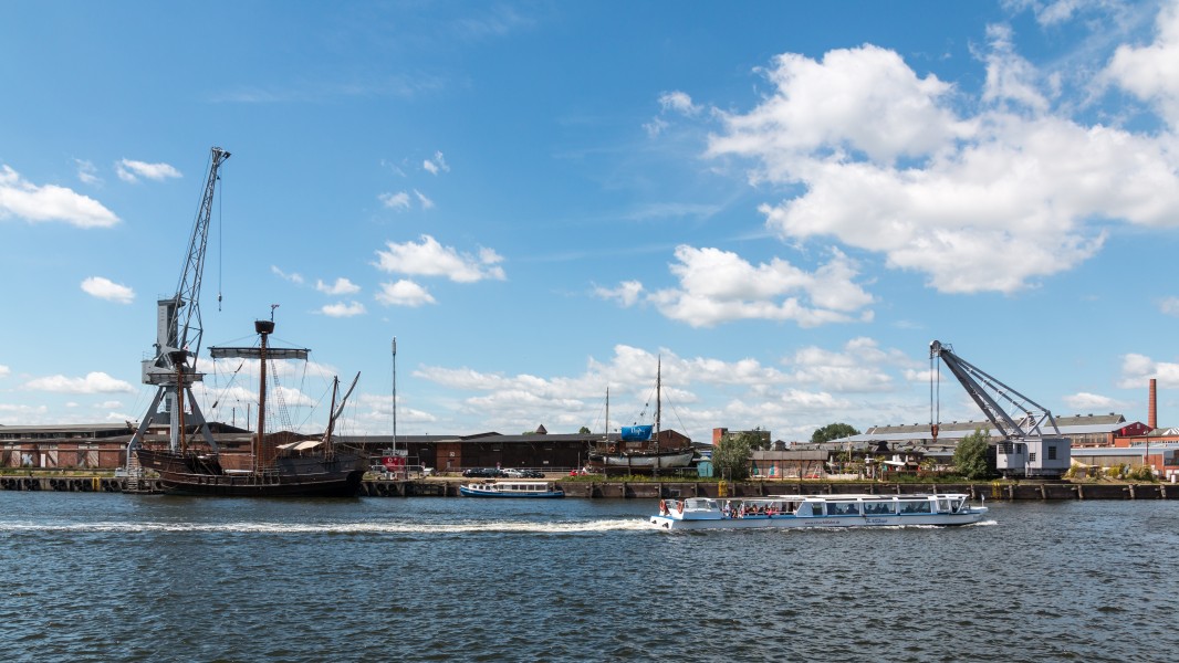 Lübeck, Segelschiff -Lisa von Lübeck- und Kräne -- 2017 -- 0527