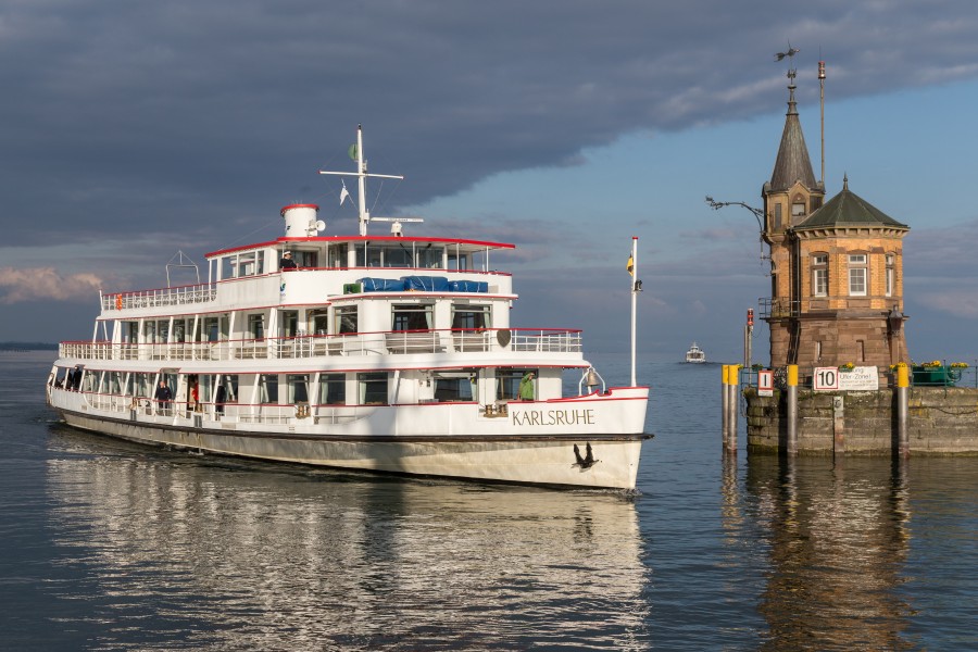 MS Karlsruhe in der Konstanzer Hafeneinfahrt