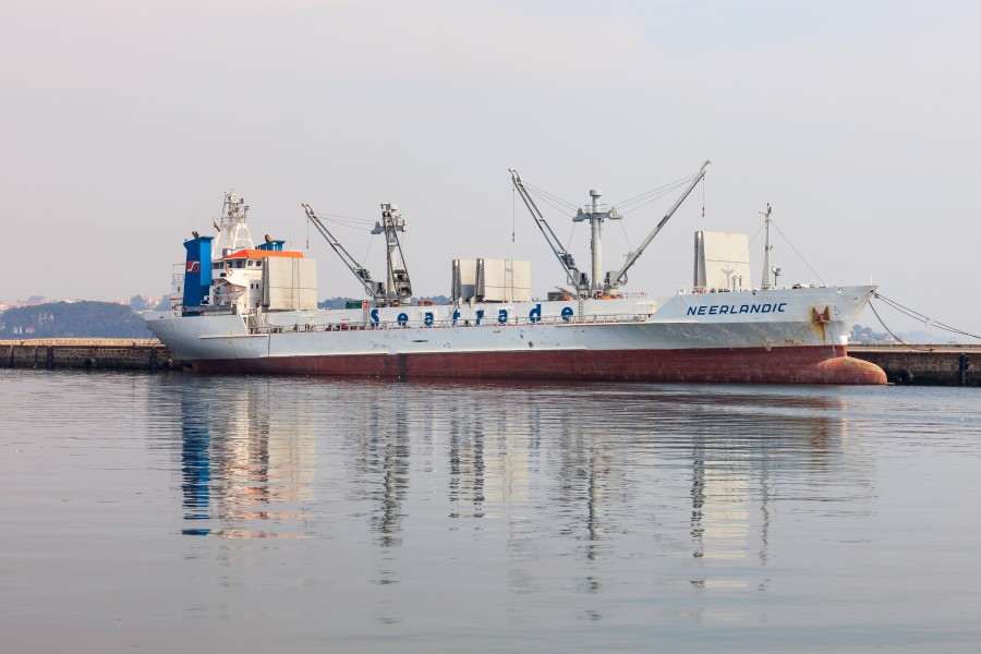 Neerlandic. Seatrade. Porto de Ribeira. Galiza 31-03-2012