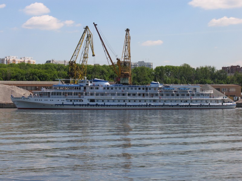 Ocharovannyy Strannik on Khimki Reservoir 5-jun-2012 2