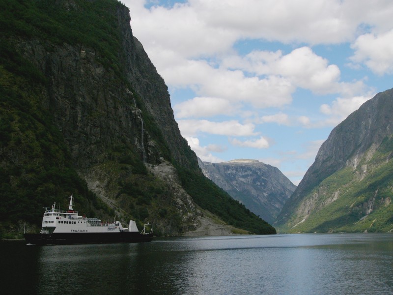 MF Fanaraaken på veg mot kai i Gudvangen Nærøyfjorden