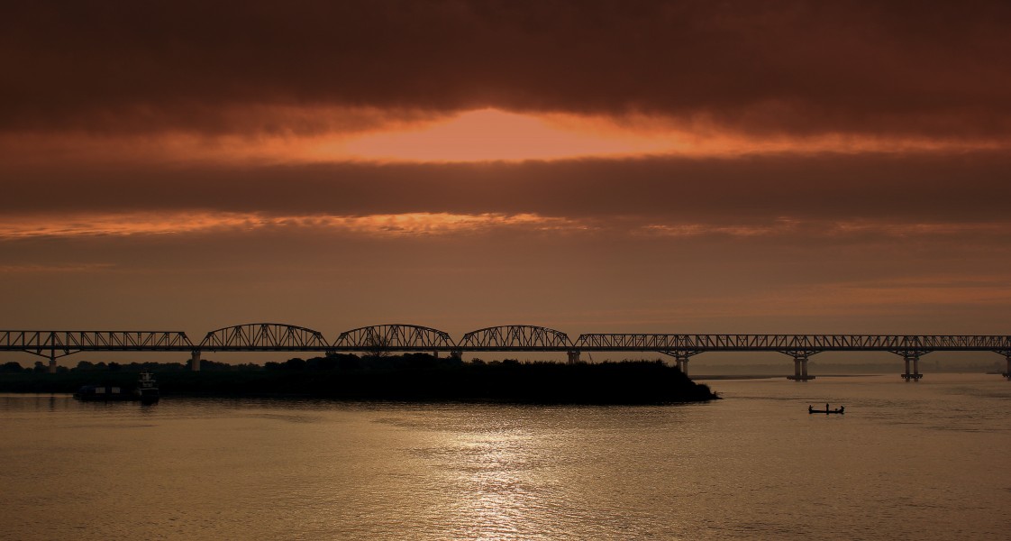PAKOKKU BRIDGE OVER THE IRRAWADDY RIVER, FERRY JOURNEY FROM BAGAN TO MANDALAY MYANMAR FEB 2013 (8584388988)