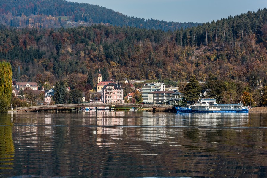 Poertschach Halbinsel Bruecke zur Blumeninsel und MS Klagenfurt 20102017 1680