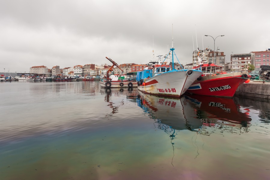 Polución. Porto do Grove cunha gran mancha de gasoil na auga
