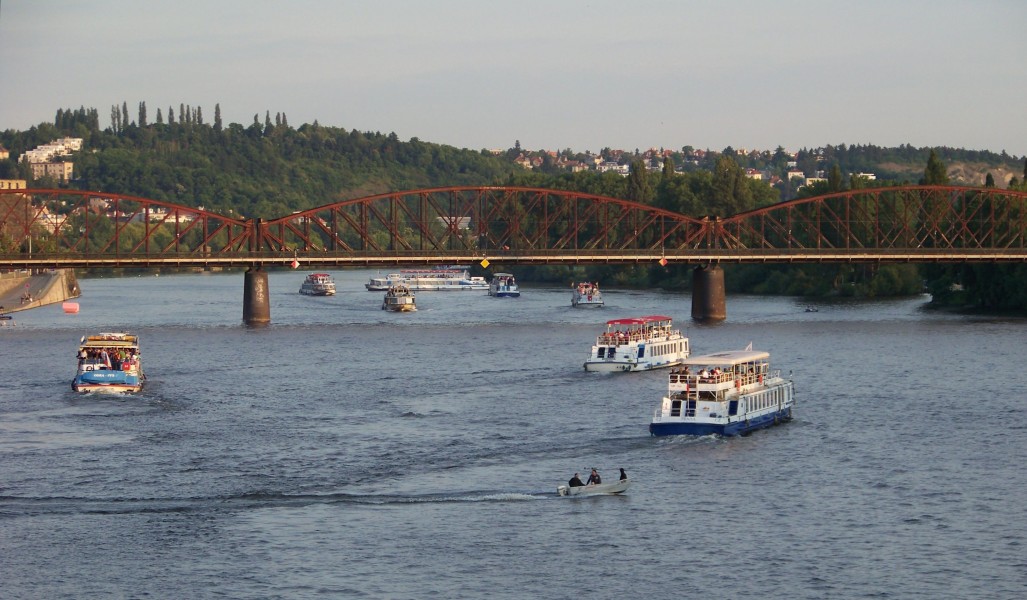Praha, lodě u železničního mostu (04)