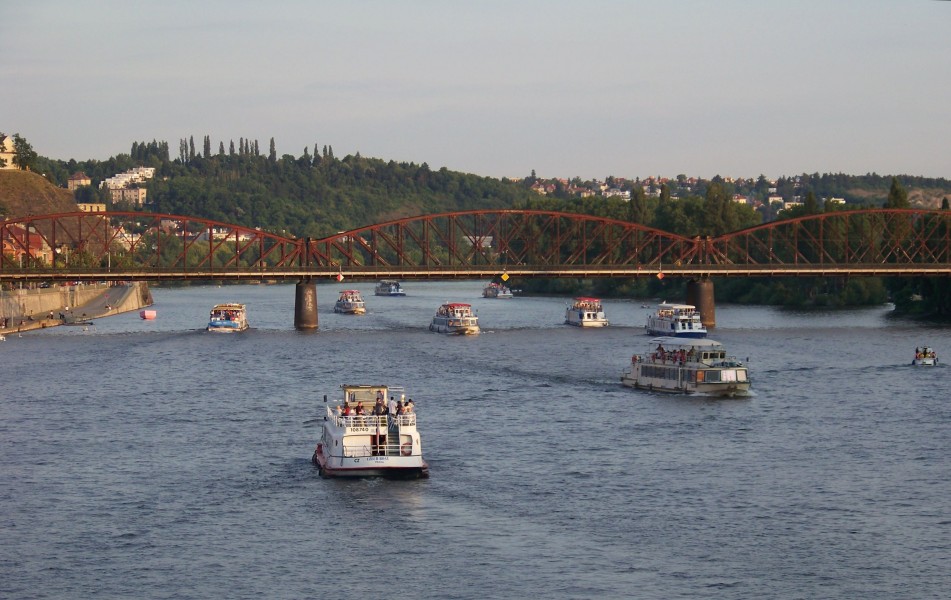 Praha, lodě u železničního mostu (07)