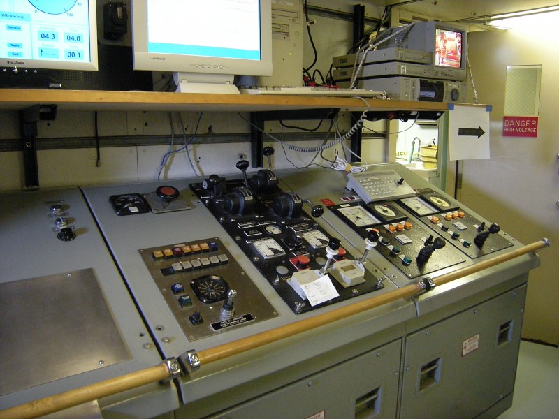 RV Thomas G. Thompson - navigation room 04