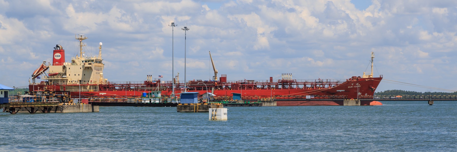 Sandakan Sabah Ship-Bum-Young-at-the-oil-jetty-01
