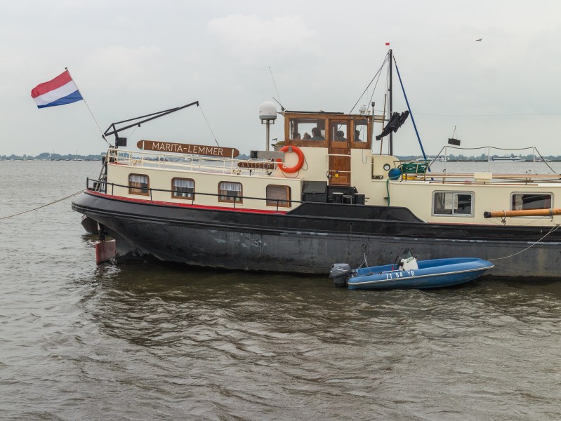 Skûtsjesilen. Marita, volgschip Lemster Skûtsje 01