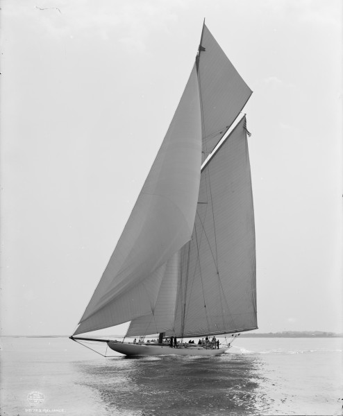 Sloop Reliance-1