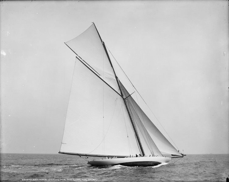 Sloop Reliance-5