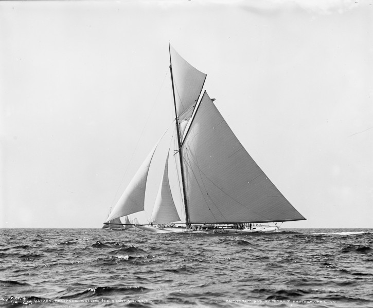 Sloop Reliance-8