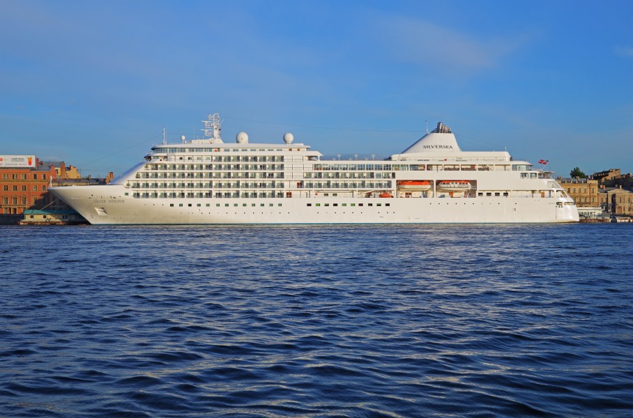 Spb Evening MV Silver Whisper at English Embankment