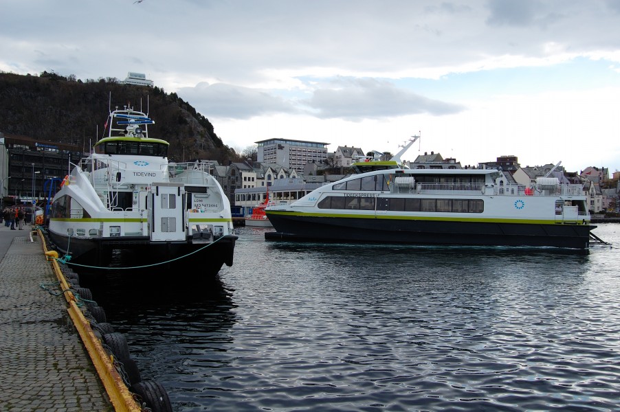 Tideekspres IMO 9481829 Tideving IMO 9473494 Alesund 2009