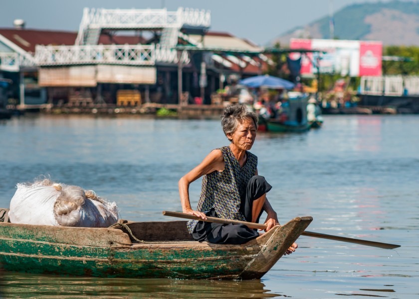 Tonle Sap Siem Reap Cambodian-woman-steering-her-boat-01
