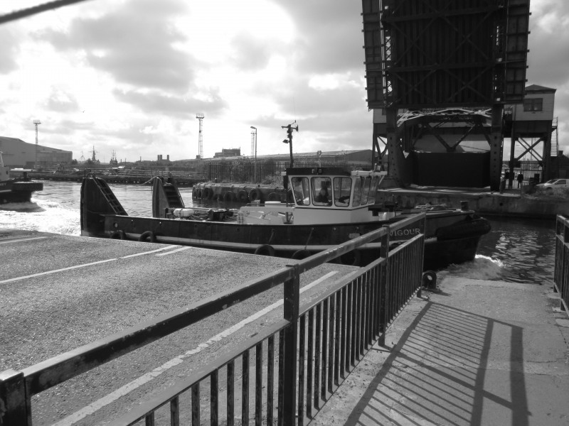 Tug boat Vigour passes under the Duke Street Bridge, Birkenhead - IMG 1249