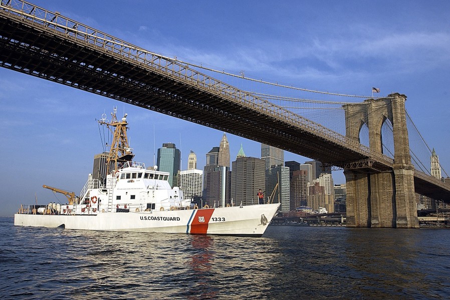 US Navy 020822-G-0000S-001 Coast Guard patrols Brooklyn Bridge area